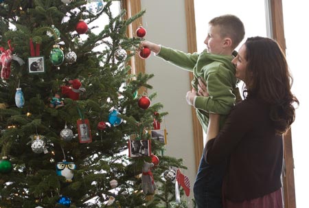 Xmas-Tree-mom-with-son-I-6552