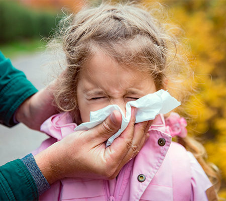 Kids/ girl / blowing nose / Virus