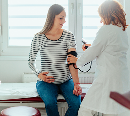 doctor examining pregnant patient